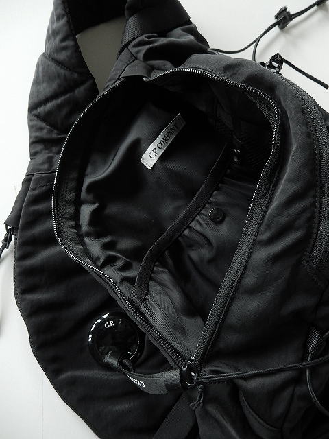 C.P. Company ブラック シングルストラップ バッグ C.P.COMPANY【シーピーカンパニー】正規取り扱い店、通販可能 ON